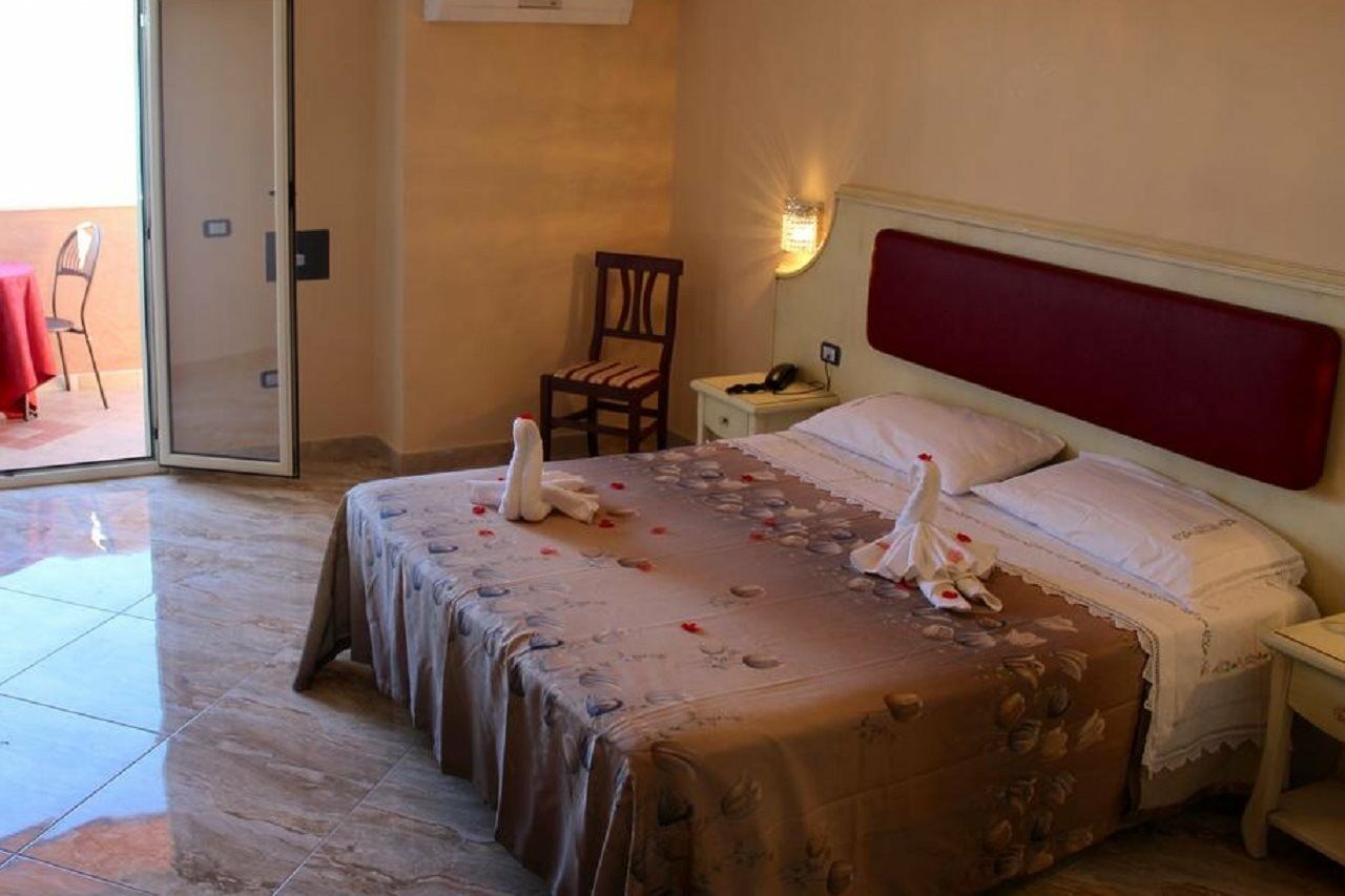 Hotel Terrazzo Sul Mare Тропеа Екстер'єр фото